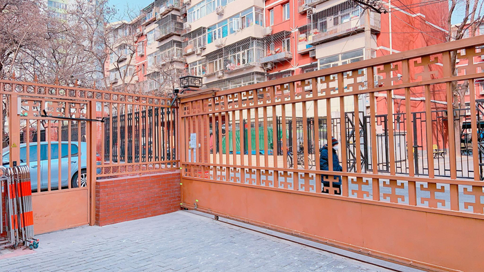 　　西钓鱼台一养老院按照民政部门要求锁上院门封闭管理。食品物资只允许放在门口，由院内工作人员自取。受访者供图