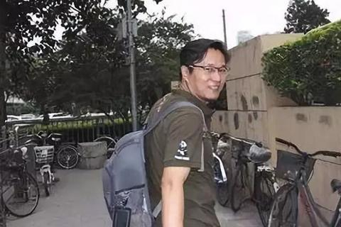 ▲郭利，在9年前的三聚氰胺奶粉事件中，因坚持维权被称为“结石宝宝”父亲。图源：新京报网。
