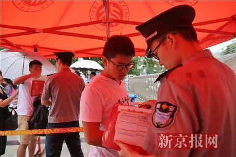 被媒体广泛报道的在工地上收到录取通知书的崔庆涛前来报到。新京报记者 侯少卿 摄