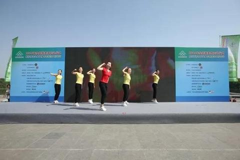 　在第四届全民营养周的启动仪式上，演员们现场演绎《全民营养歌》MV。 中国营养学会供图