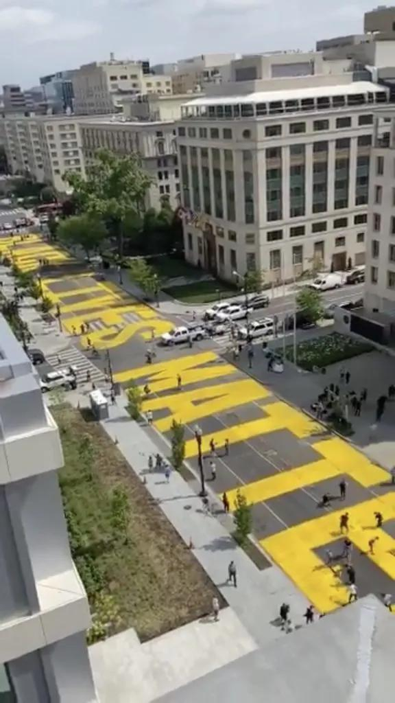 通往白宫大道上涂上醒目标语（图源：社交媒体视频截图）