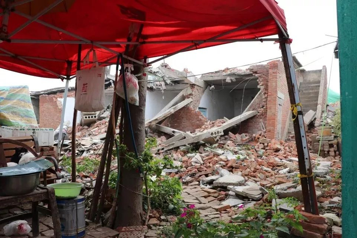 中原区须水村某“钉子户”，仍住在房子旧址上搭建的简易房内。