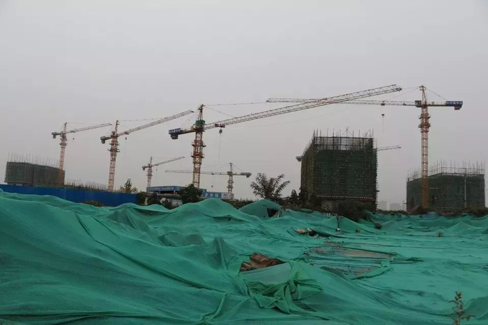 记者走访的中原区几个安置房项目均处于停工状态，图为付庄村安置房项目。