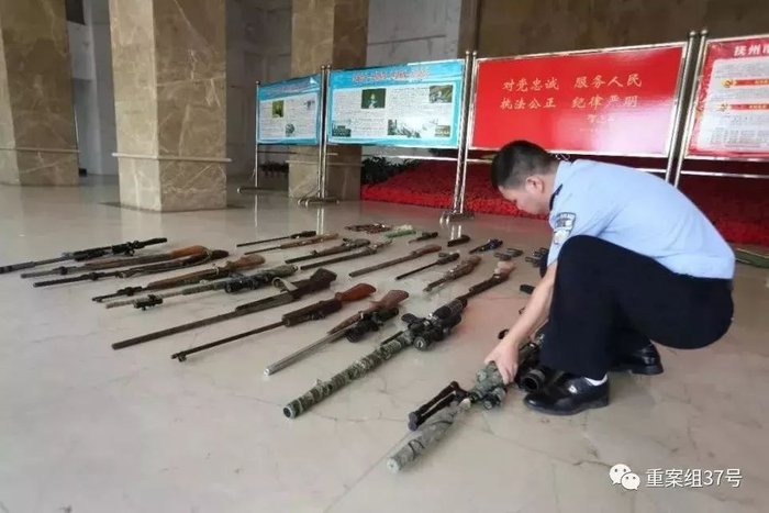 警方缴获的各类枪支。图/抚州市政府新闻办