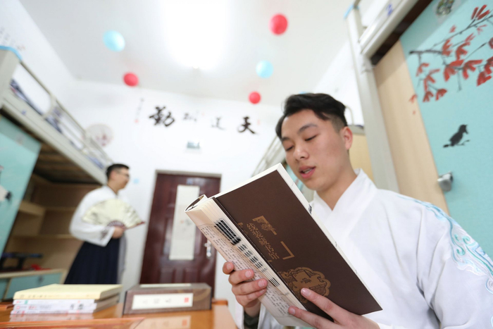 身着汉服的学生正在看书，图片来源：东方IC。