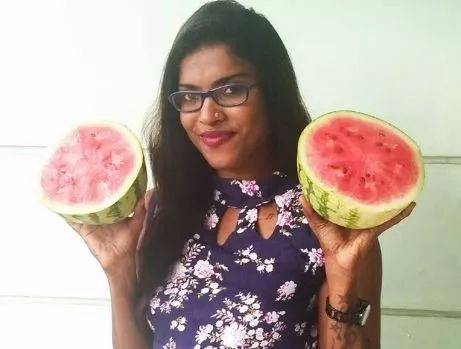 一位女性在网上发了自己手捧西瓜的照片