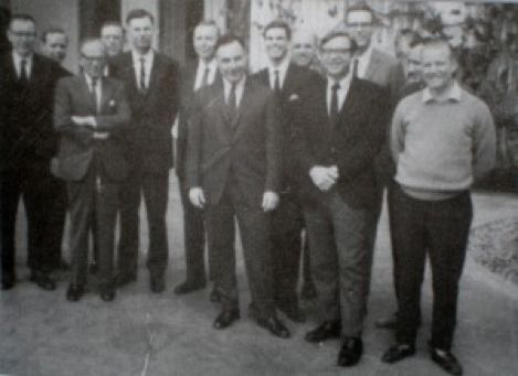 |&nbsp;1968年“格雷厄姆价值投资小组”合影（左一为巴菲特，前排正中为格雷厄姆，前排右二为芒格）