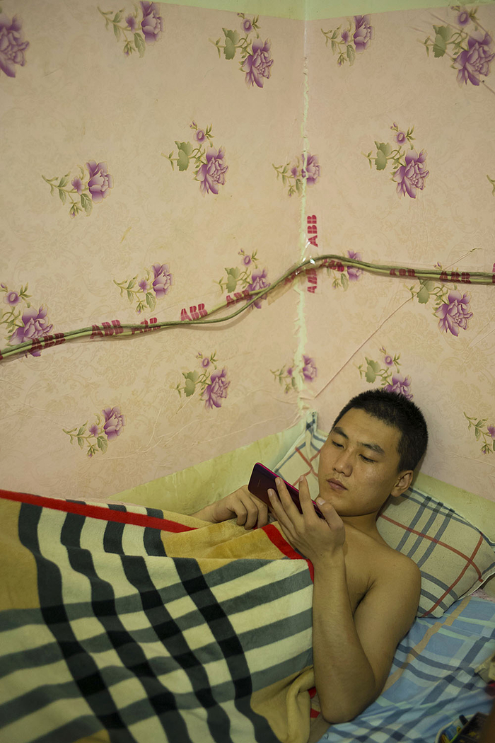 2019年9月16日，北京望京，杨成的同乡在手机上看王者荣耀的游戏视频。