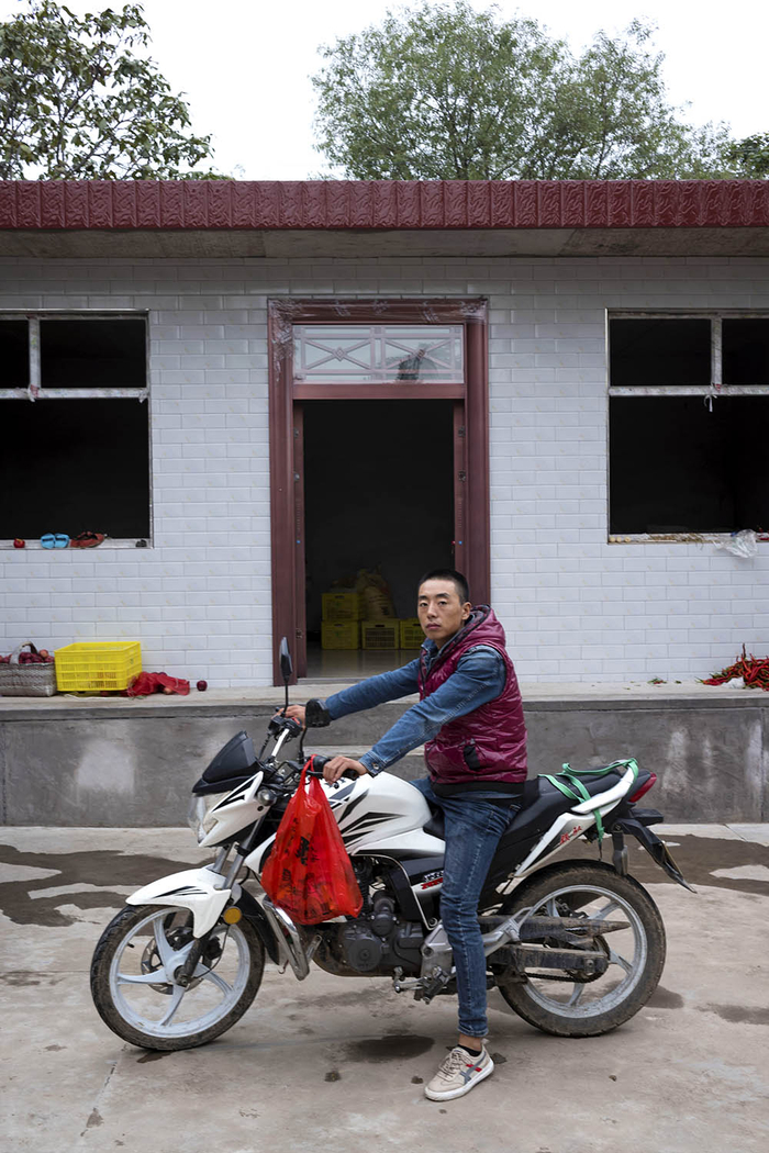 2019年9月14日，甘肃天水庞家山村，李慧军骑着摩托车来杨成家串门。