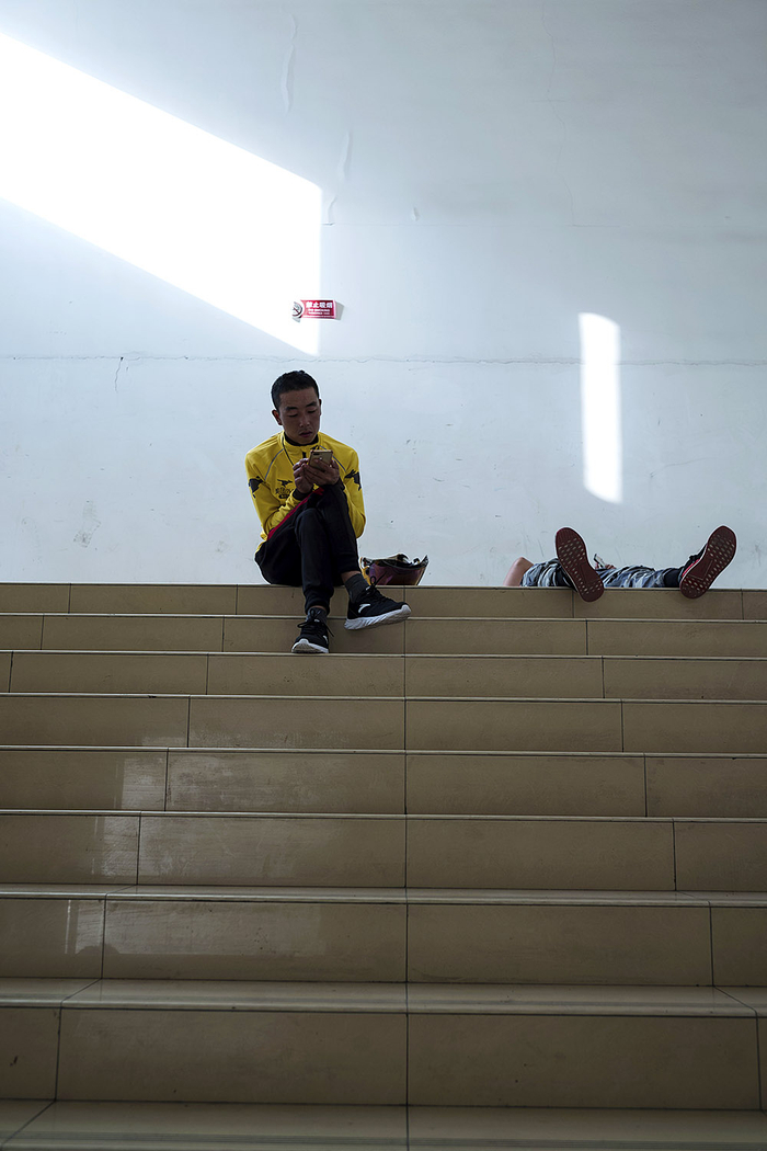 2019年9月16日，北京望京，赶上没有订单的间隙，外卖小哥们就会躺在生鲜店的走廊里睡觉。