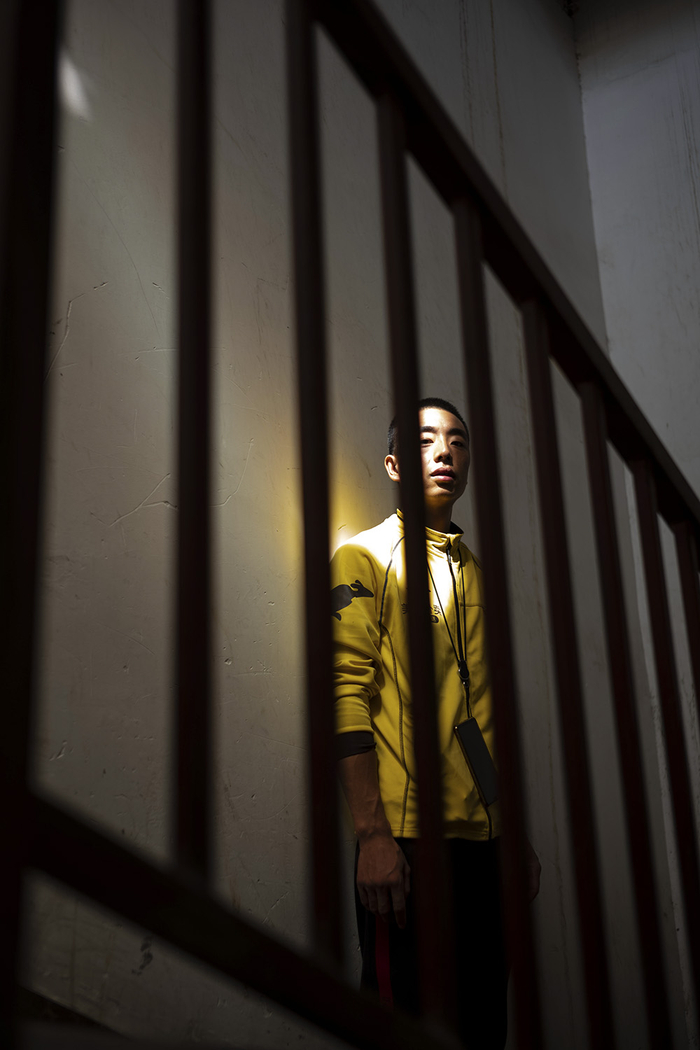 2019年9月17日，北京望京，李慧军在天台的楼梯上。