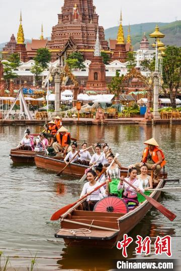     图为西双版纳告庄西双景内直播的水上赶摆、花船巡游。　告庄西双景　摄