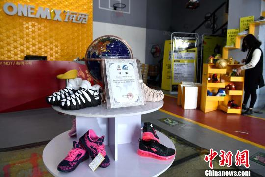 　　图为由莆田市青春之家体育用品有限公司自创的“玩觅”品牌体验店，其生产的鞋子具有“年轻时尚”“性价比高”等品牌特点。目前，莆田已涌现出莫蕾寇蕾、吉普森、走索、洛克米兰、范特华特等上百个本土自主品牌。其中，莫蕾蔻蕾等6家企业成功获得福建省著名商标。　记者 张斌 摄