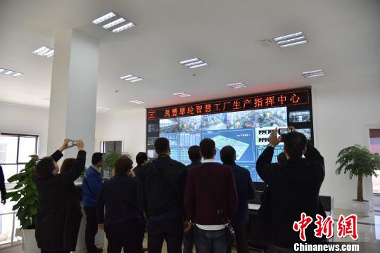 图为：万丰摩托智慧工厂生产指挥中心 范宇斌 摄