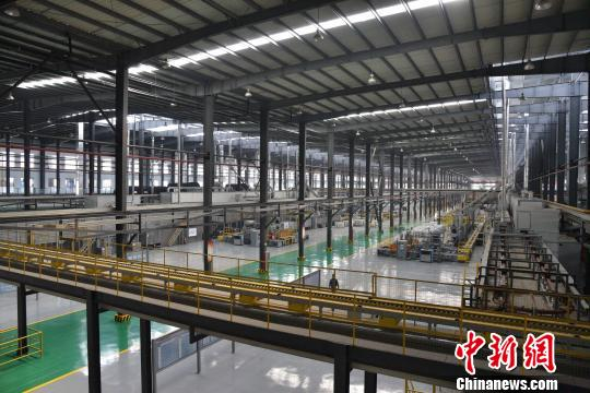图为：新昌万丰航空小镇的智能工厂车间 范宇斌 摄