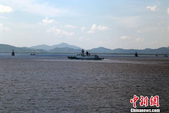 参演的导弹护卫舰柳州舰抵达锚泊点附近海域。　曾行贱　摄