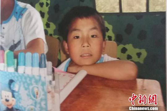 地震后，9岁的陈伟被转移到救援官兵搭建的帐篷。武警某部交通三支队供图