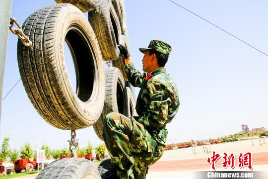 图为陈伟苦练军事技能。武警某部交通三支队供图