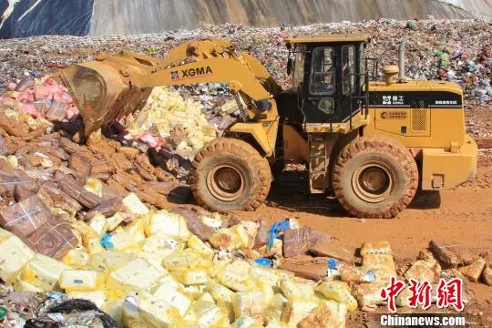 资料图 ：2016年1月，云南墨江警方查获并销毁105吨涉嫌走私冷冻肉制品