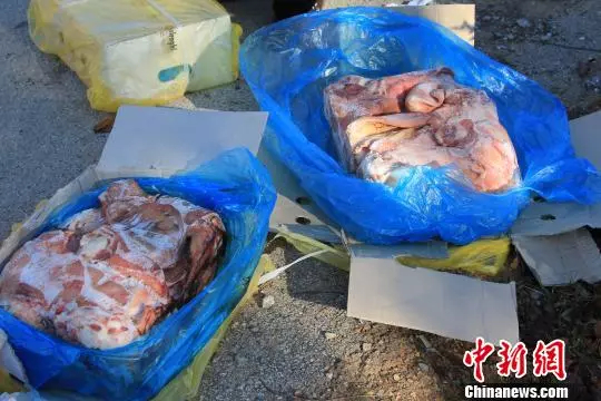 资料图 ：2016年1月，云南墨江警方查获并销毁105吨涉嫌走私冷冻肉制品