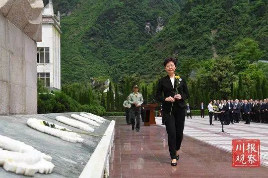 △5月12日，林郑月娥在地震遗址前敬献鲜花