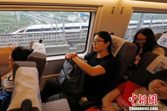 长编组“复兴号”动车组正式运营。　殷立勤 摄