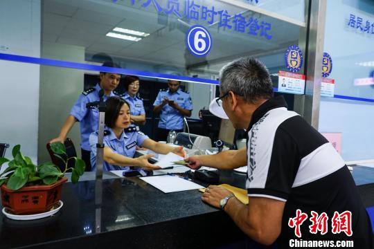 在桂林生活工作的台胞到该市公安局象山分局户政办证大厅办理台湾居民居住证。　唐梦宪 摄