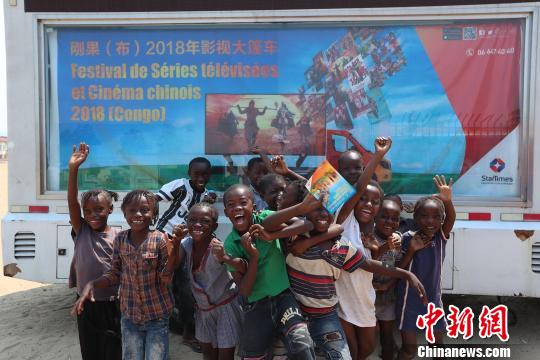 图为中国影视大篷车走进刚果（布）。四达时代供图