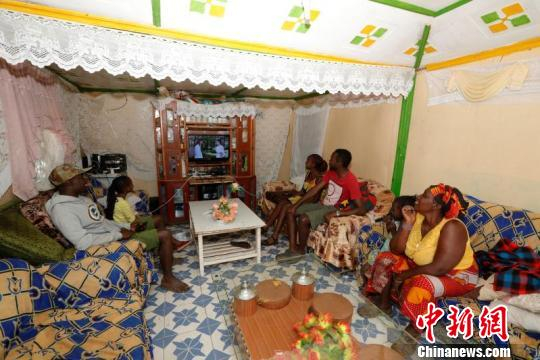 图为尼日利亚Suswa村Kursai一家人正在收看功夫频道。四达时代供图