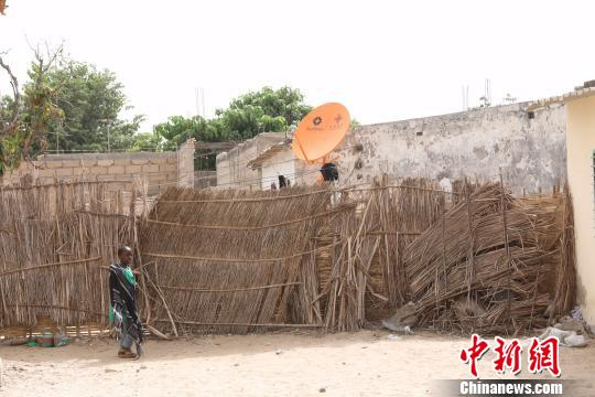 图为“万村通”为塞内加尔Sangalkam村一户村民家接通了卫星电视信号。四达时代供图