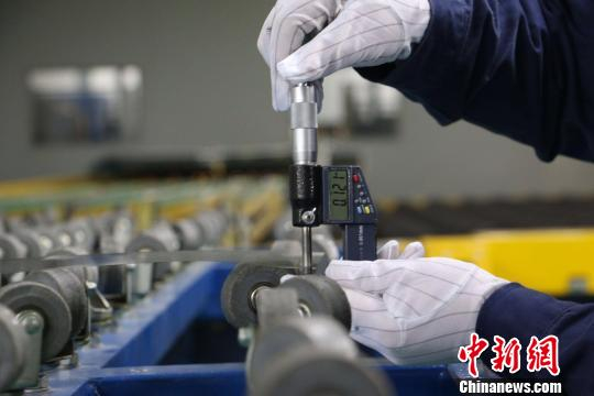 中国科学家彭寿率领他的团队最新研发的世界最薄玻璃，厚度仅有0.12毫米。　陈俊贤　摄