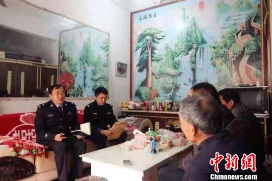 图为警方深入逃犯家中与其家人沟通 鹿邑县警方供图 摄