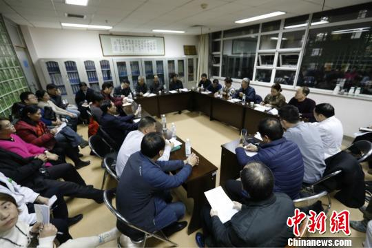  图为来自北京与河北省的专家进行会诊。　张帆　摄