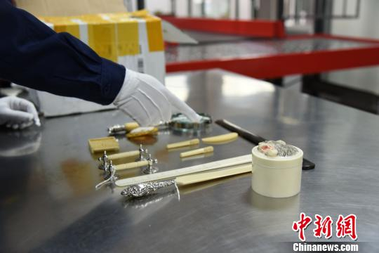 图为海关人员查获象牙制品。　邓敏 摄