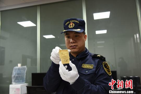  图为海关人员查获象牙制品。　邓敏 摄