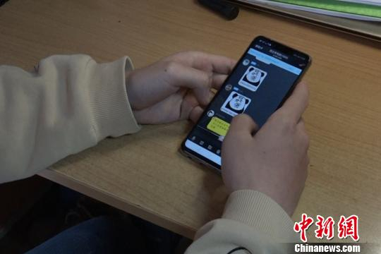 图为学生用手机在“夸夸群”互动。　梅镱泷 摄