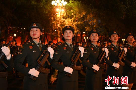 训练中的籍尹来（左二）　尹威华　摄