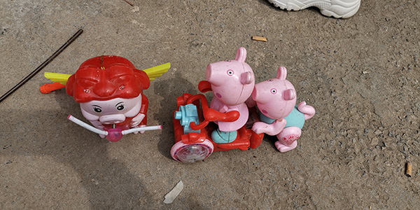  遇害儿童贝贝家的院里，有不少她生前的玩具。