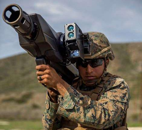 资料图片：美军陆战队员试用“天障”反无人机大炮。（图片来源于网络）