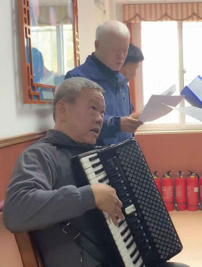 老俞在老年活动中心拉琴。新京报记者陶若谷&nbsp;摄