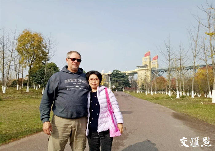 罗德与夫人在远处与封闭的大桥合影