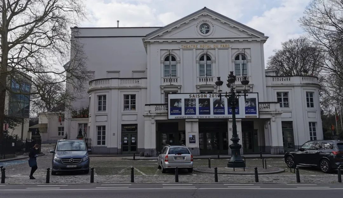 这是3月19日在布鲁塞尔一家剧院门前拍摄的照片。新华社记者 潘革平 摄