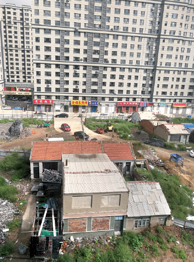 　　从高处看，史艳军的101号房屋（图中二层建筑）矗立在高楼的环绕中。（《中国经济周刊》记者 曹煦 摄）