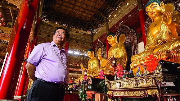 ▲&nbsp;曹德旺在他捐资修建的崇恩禅寺大雄宝殿内。佛教六度之忍辱、布施、精进、持戒、般若、禅定，也是这位“玻璃大王”的人生信条