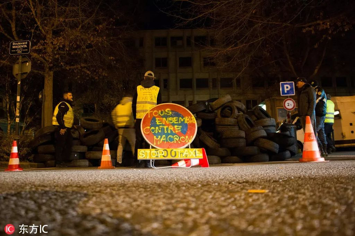 2018年12月初，法国“黄马甲运动”示威者抗议燃油税
