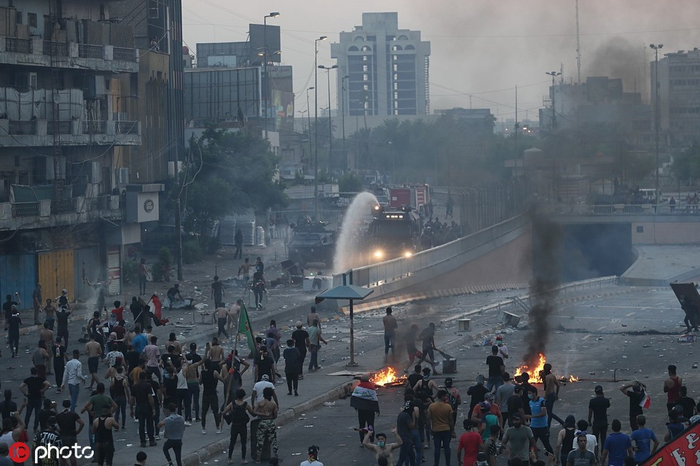 　10月2日，伊拉克反政府游行，示威者放火焚烧路障 @IC Photo