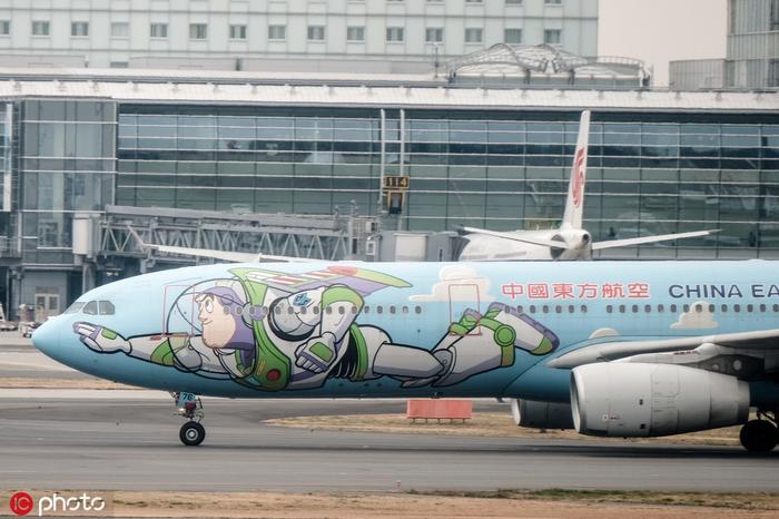 日本东京羽田国际机场，中国东方航空的空客A330玩具总动员涂装飞机 图：IC photo