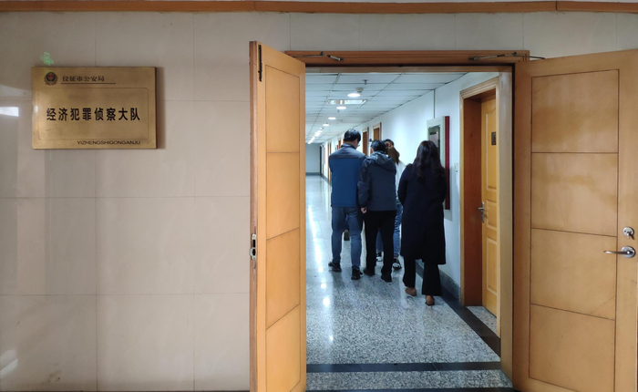 涉事14人前往公安部门报案。说服昂着供图