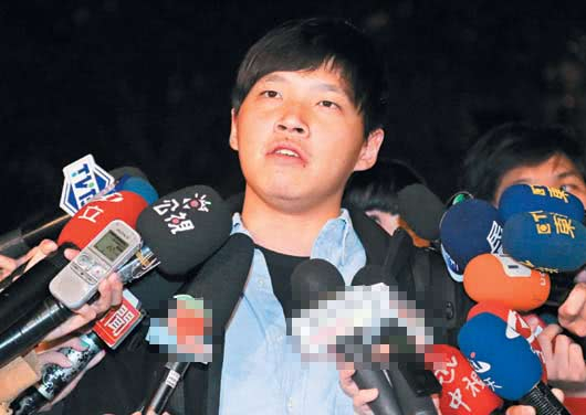 　　“太阳花学运”时所谓“廷帆二神”中的陈为廷曾自爆在公交车上对女子袭胸，后被爆出是袭胸惯犯 图片来自台媒
