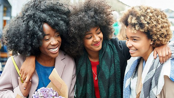 黑人女性自然的头发通常是蓬松卷发。